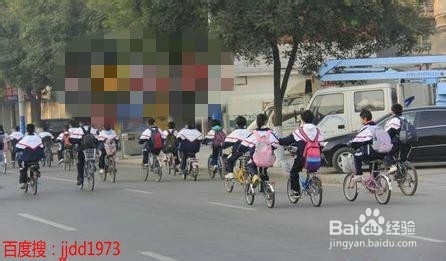 中学生骑车上学安全隐患多
