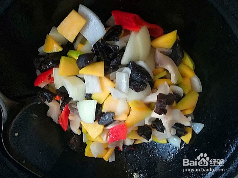 怎么做营养好吃的蘑菇黑木耳嫩南瓜