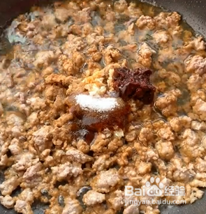 如何制作超下饭的茄条肉末豆腐煲