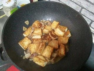 五花肉炖豆腐怎么做？