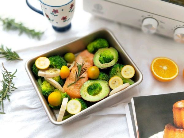 迷迭香烤三文鱼蔬果拼盘