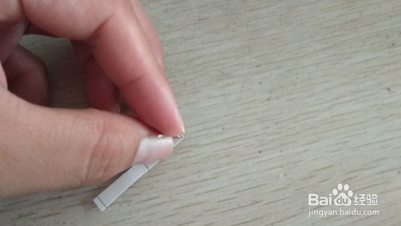 如何用一个细长的硬卡纸做简易的手机的支架