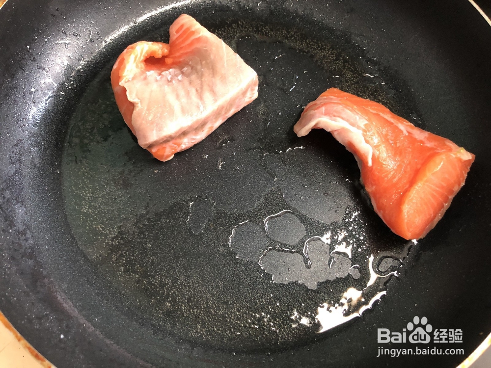 煎三文鱼不要提前腌，油温不能高，否则......