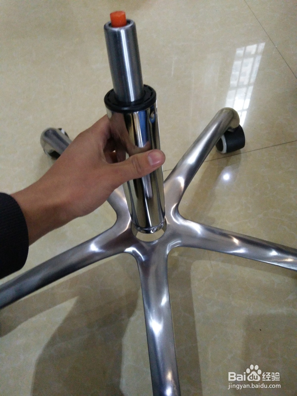 如何安装便携式电脑椅子