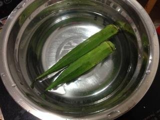 秋葵蘸酱的做法