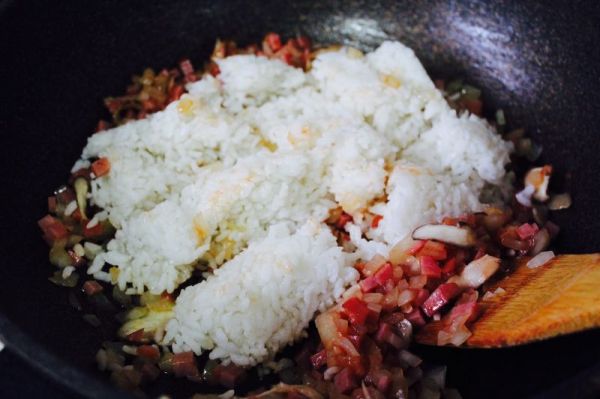 卷心菜香肠炒饭