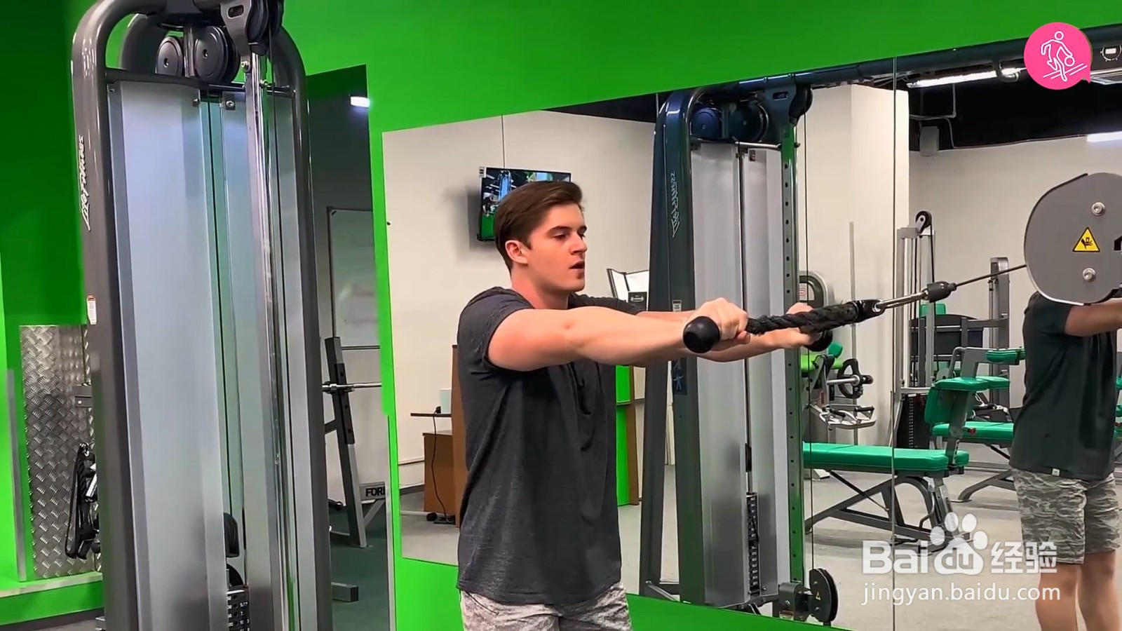 这个动作绝了，不仅练肩还能练手臂！