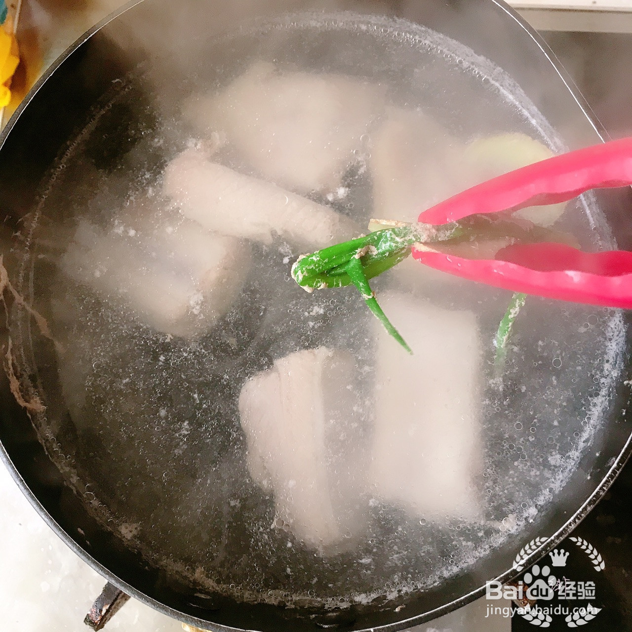 萝卜开小会排骨汤的做法