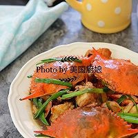 在家制作美味的姜葱炒蟹