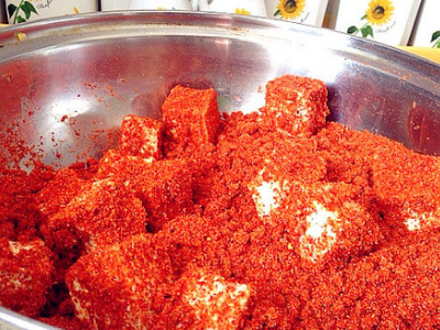 豆腐乳制作时发黄变粘稠正常吗