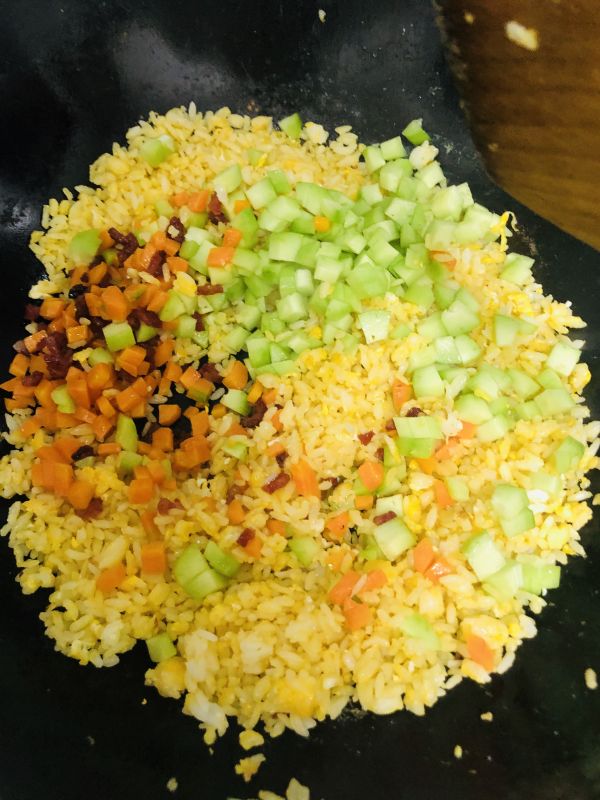 黄金米腊肠蛋炒饭