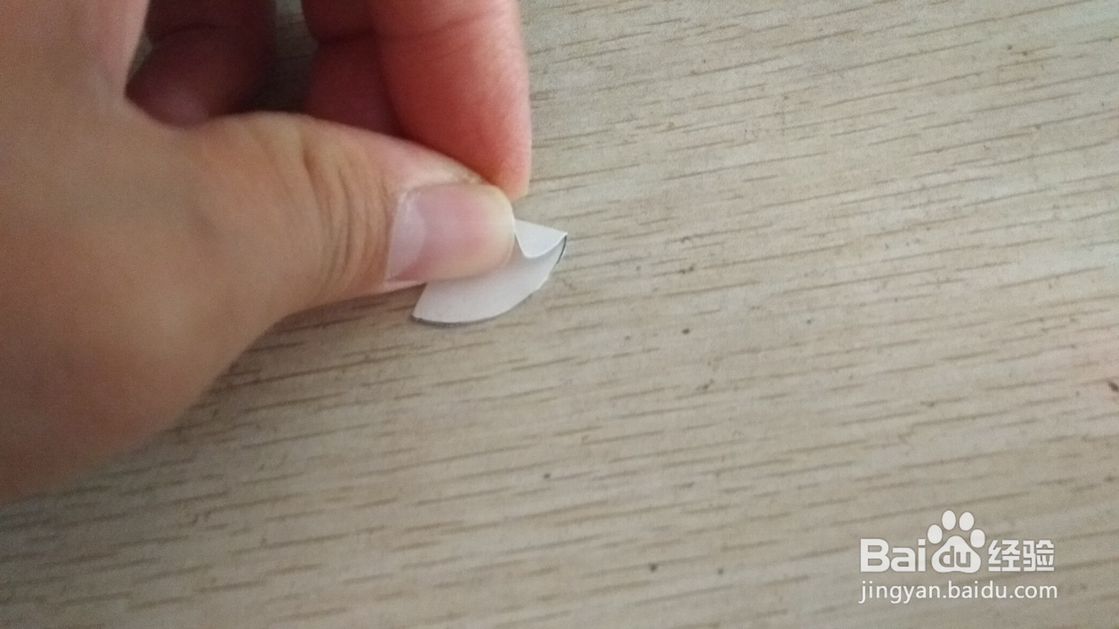 如何用半圆形硬卡纸做简易的手机的支架
