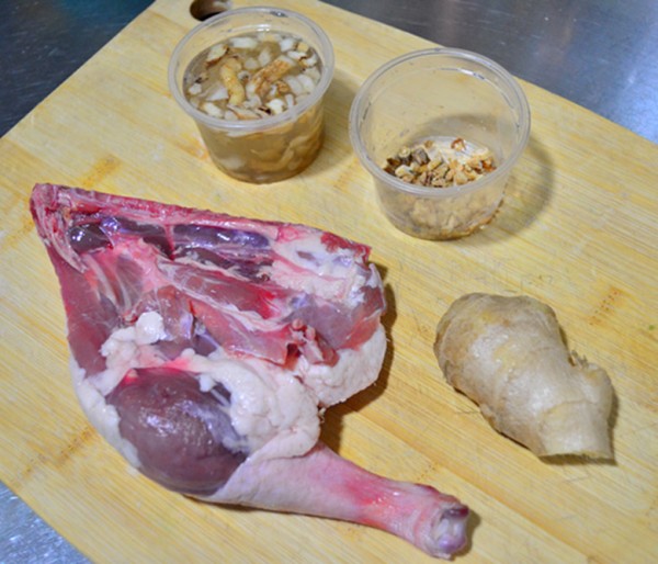 玉竹沙参鸭腿汤