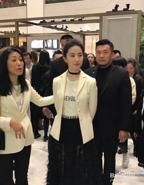 路人抓拍刘亦菲 无精修彷如青丘白浅般仙气十足
