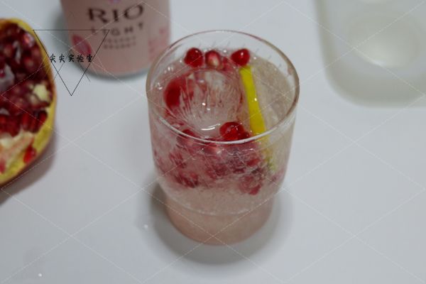 石榴蜜桃气泡饮