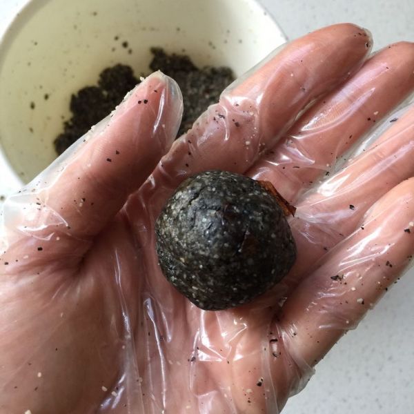 藜麦黑芝麻玫沙月饼