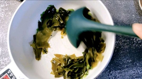 裙带菜虾滑豆腐汤