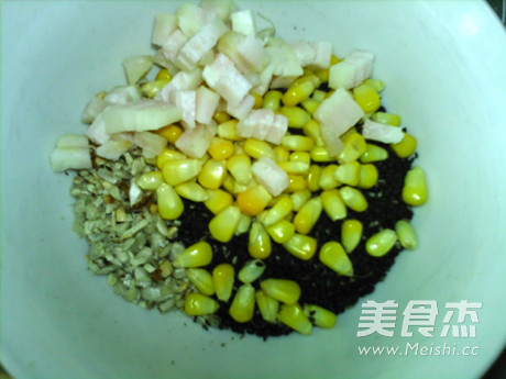 广式玉米黑芝麻月饼