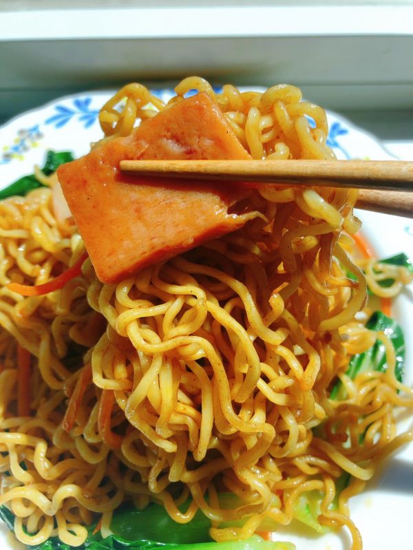 午餐肉炒方便面