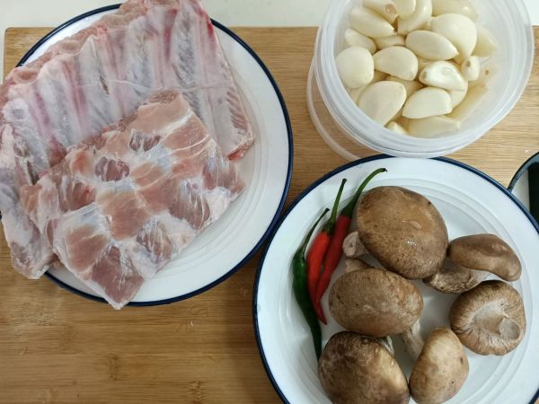 香菇蒸蒜香排骨