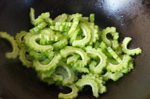 健康养生佳品苦瓜炒鲮鱼的做法