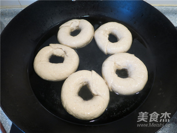 金枪鱼贝果三明治