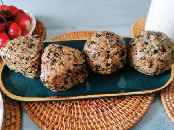 藜麦金枪鱼饭团