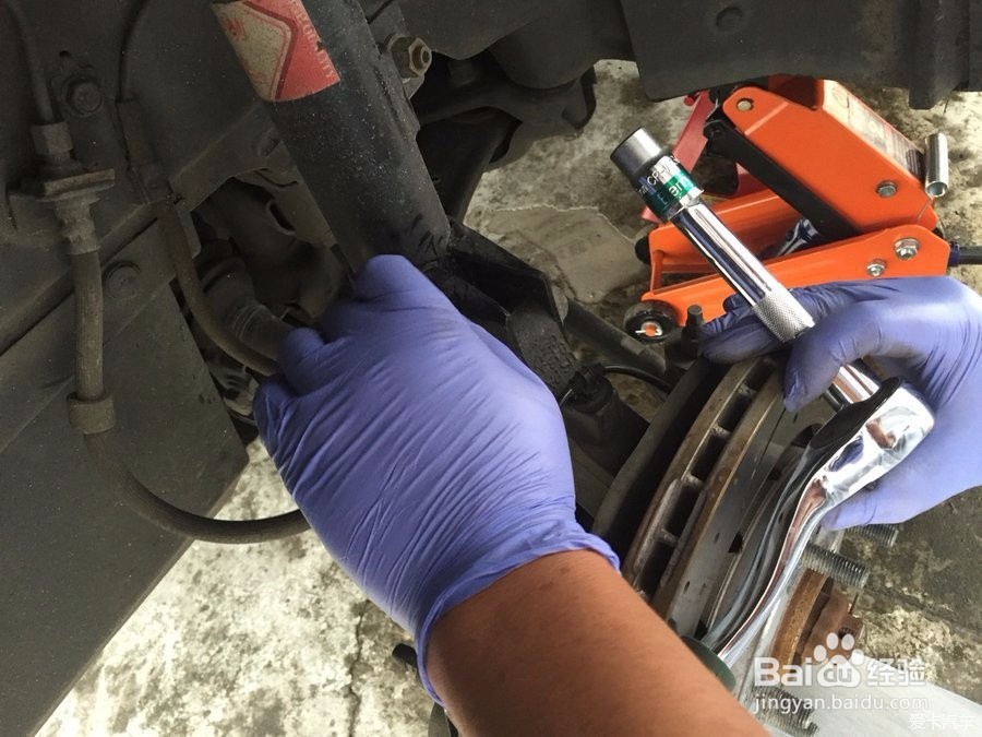 中华330怎样更换后减震器