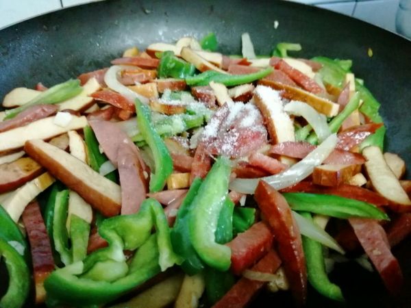 香干香肠炒青椒