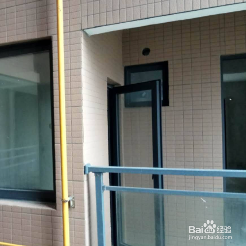 阳台巧妙改成卫生间