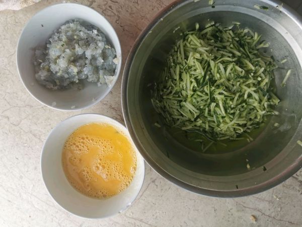 黄瓜鸡蛋鲜虾水饺
