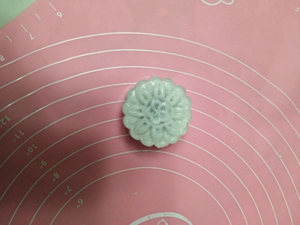 清甜奶香水晶月饼