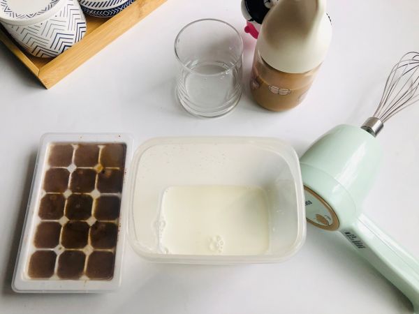 第一杯泡沫冰拿铁咖啡