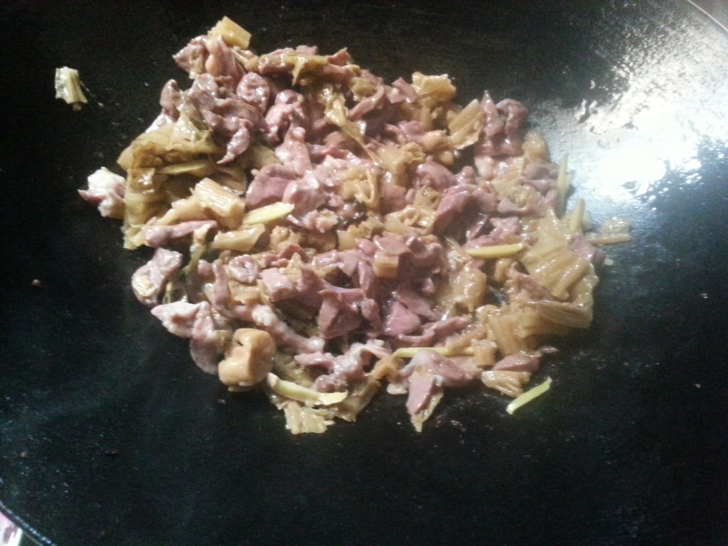 妈妈做的咸菜干炒猪心好吃极了！