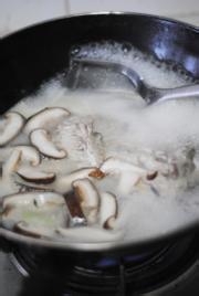 鲜美之极的蛤蜊香菇鱼丸汤