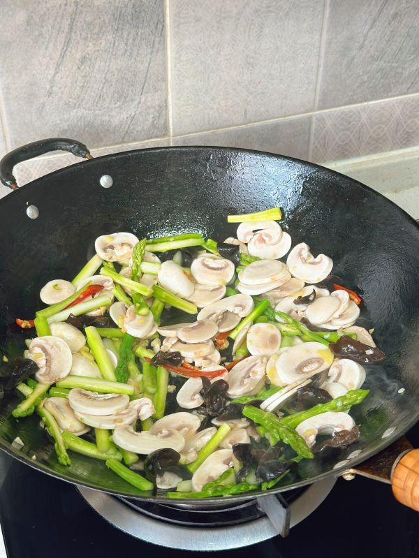 芦笋白蘑菇炒虾仁