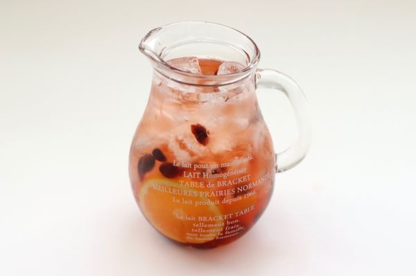 蔓越莓白桃气泡冰饮