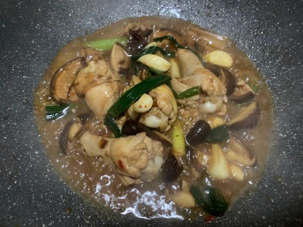红烧鸡腿焖香菇