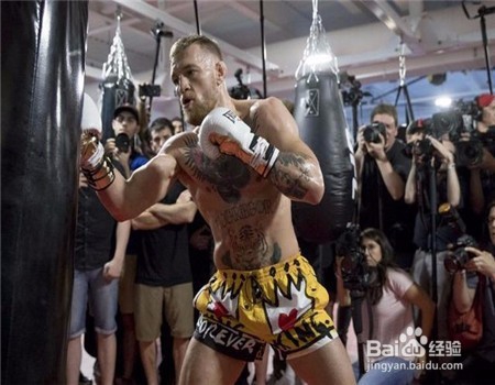 拳击之中左右勾拳的练习技巧