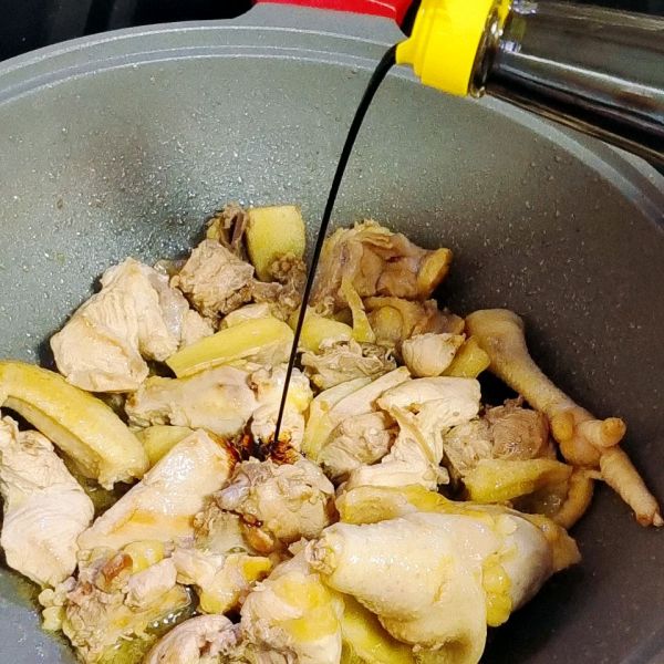 红烧鸡肉炖香菇