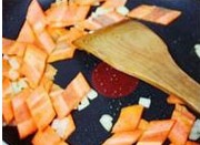 木耳胡萝卜炒卷心菜的家庭做法。