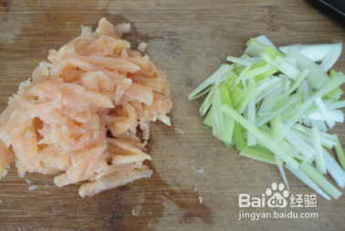 玉盘珍馐值万钱，鸡丝拉面真美味