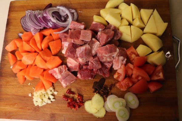 胡萝卜土豆炖牛腩