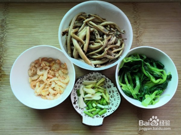 干煸茶树菇小白菜的做法