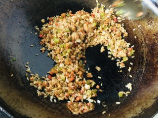 如何在家就能做一份什锦酱油炒饭呢？