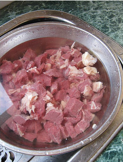 自己做个家常的好菜一起亨用红烧牛肉