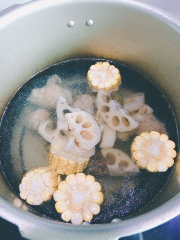 彩蔬玉米猪骨汤