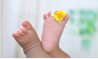 宝宝光脚走路好不好