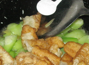 丝瓜炒油条的做法