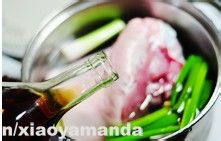 去除蹄髈肥腻口感的私房秘籍——秘制东坡肘子